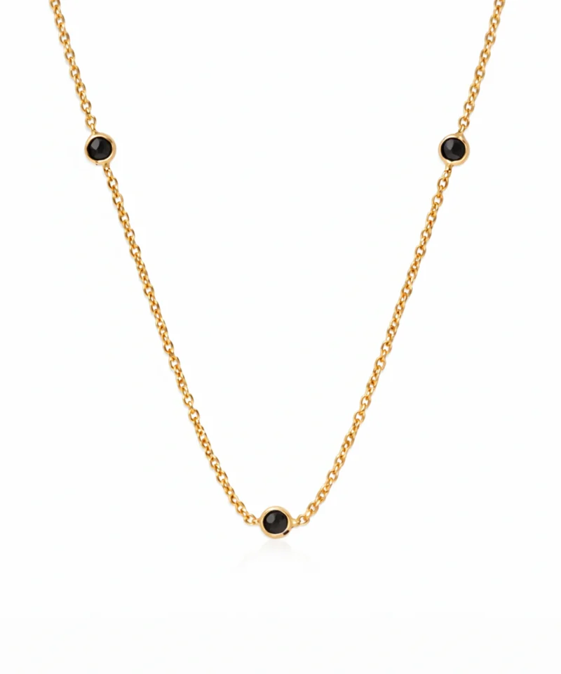 Złoty naszyjnik próby 585 z łańcuszkiem ankier, przeplatanym czarnymi cyrkoniami. Delikatny i elegancki dodatek, który perfekcyjnie uzupełni zarówno casualowe, jak i wieczorowe stylizacje.