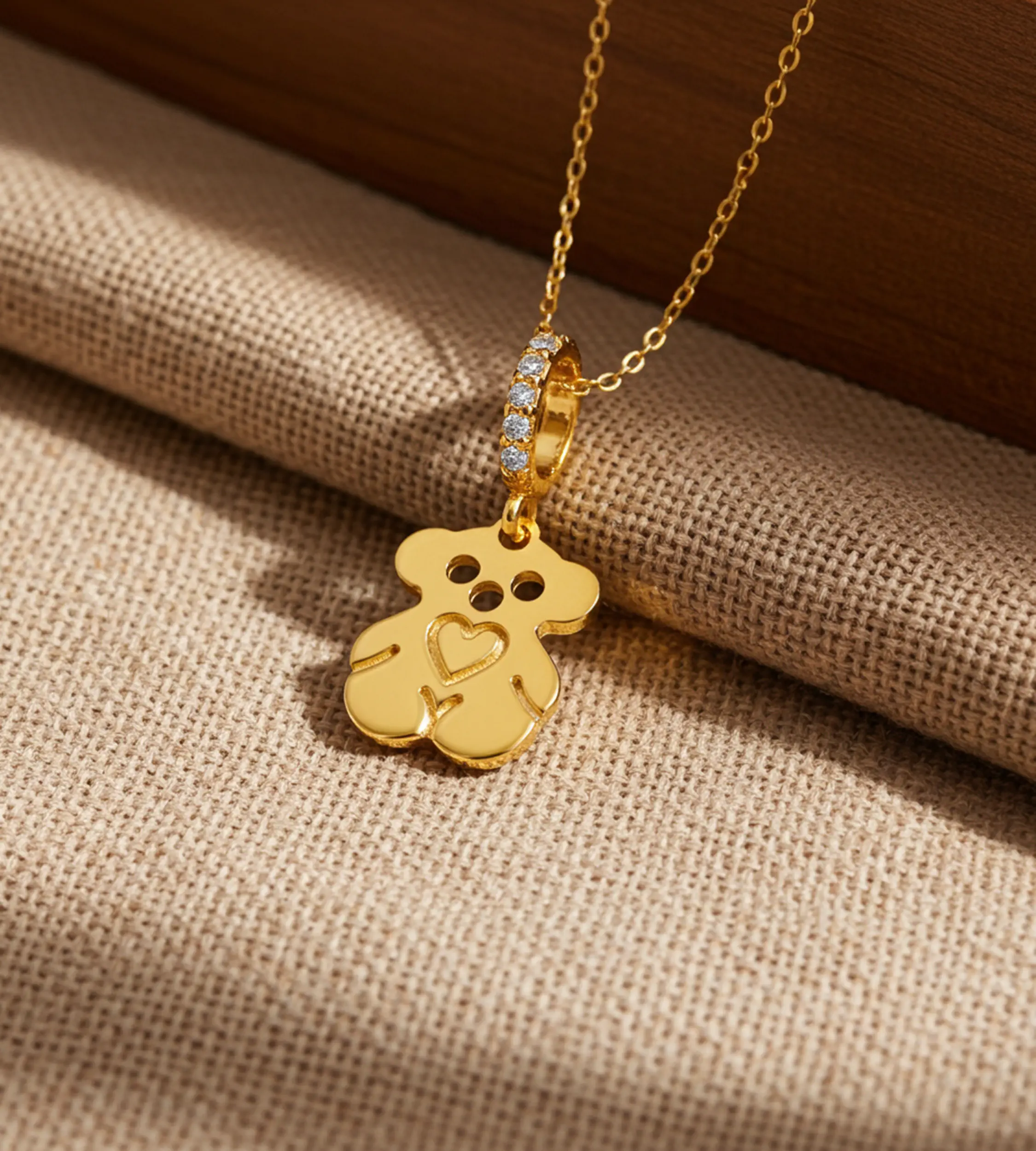 Złota zawieszka miś na łańcuszku