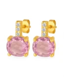 Złote kolczyki próby 585 z dużą fioletową cyrkonią 6 mm i trzema małymi białymi cyrkoniami. Pięknie błyszcząca biżuteria do eleganckich stylizacji.