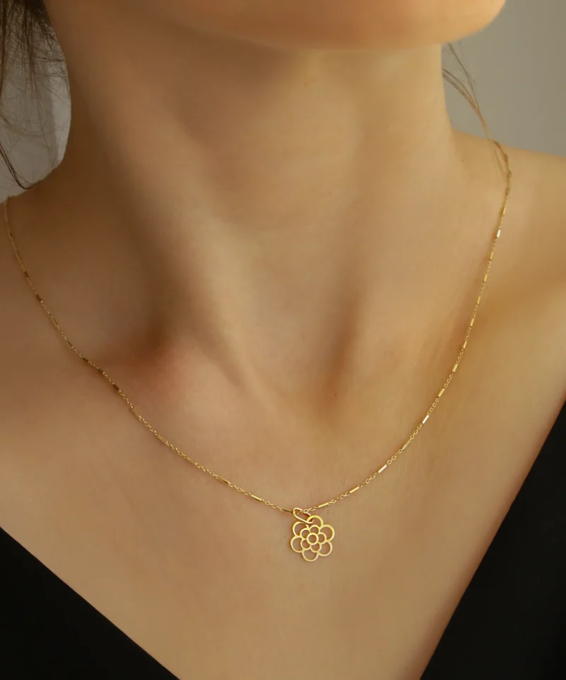 Złoty wisiorek kwiat - ażurowa zawieszka na szyi