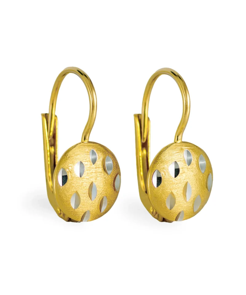 Złote kolczyki próby 585 z angielskim zapięciem, wykonane z żółtego złota z matowym, satynowanym wykończeniem i nacięciami pokrytymi białym złotem. Długość 1,7 cm.