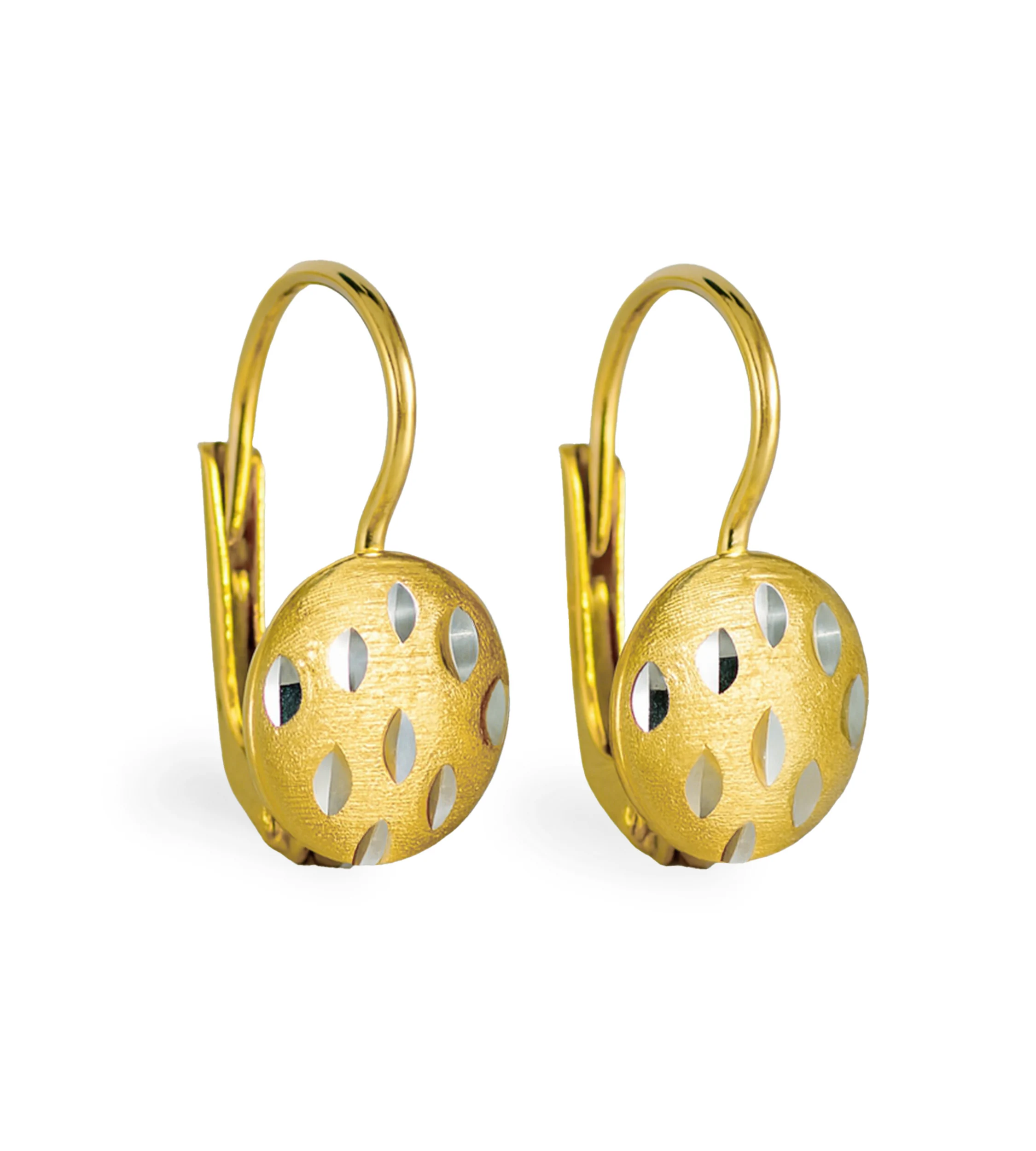 Złote kolczyki próby 585 z angielskim zapięciem, wykonane z żółtego złota z matowym, satynowanym wykończeniem i nacięciami pokrytymi białym złotem. Długość 1,7 cm.