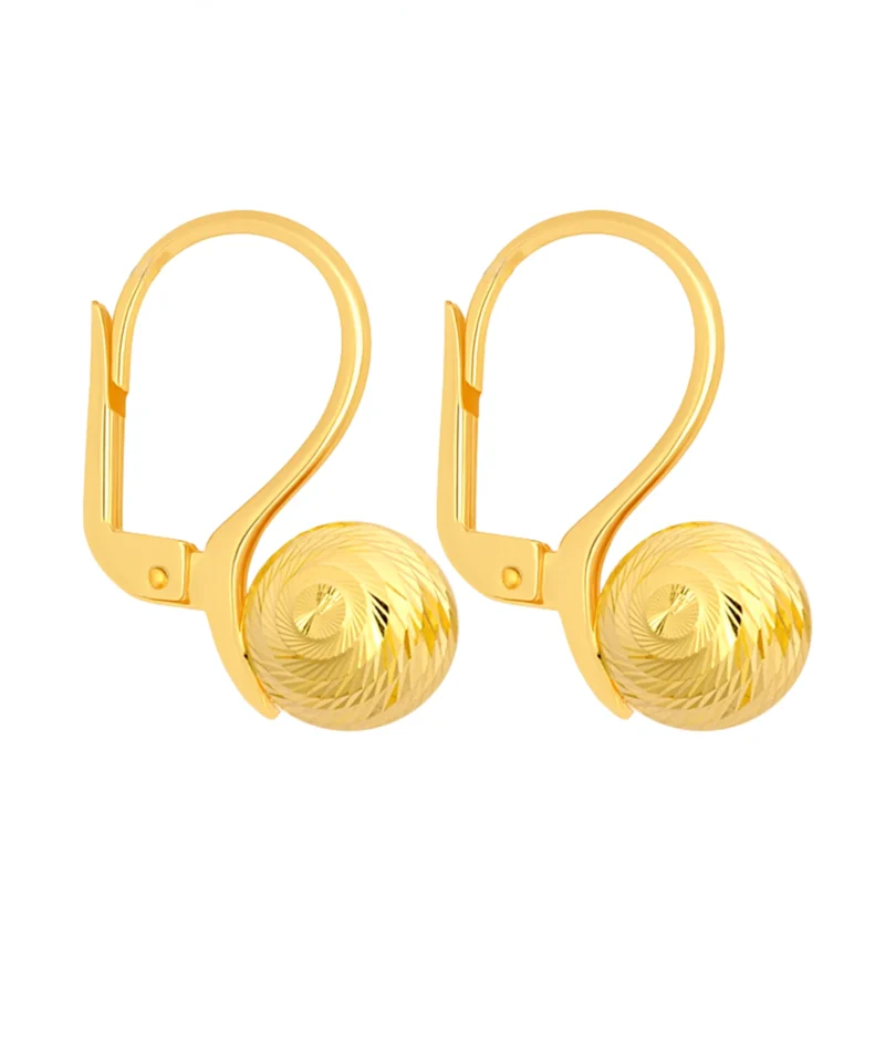 Złote wiszące kolczyki z ozdobnymi kulkami o grawerowanym wzorze, elegancki i ponadczasowy design.