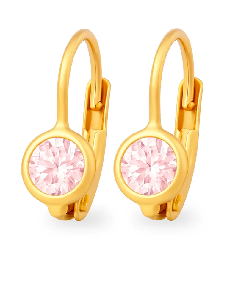 Proste, małe złote kolczyki z angielskim zapięciem, ozdobione różową cyrkonią w okrągłej oprawie.