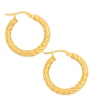 Złote kolczyki w kształcie plecionych kółek o średniej wielkości, subtelnie skręcone, doskonałe połączenie klasyki i nowoczesności.