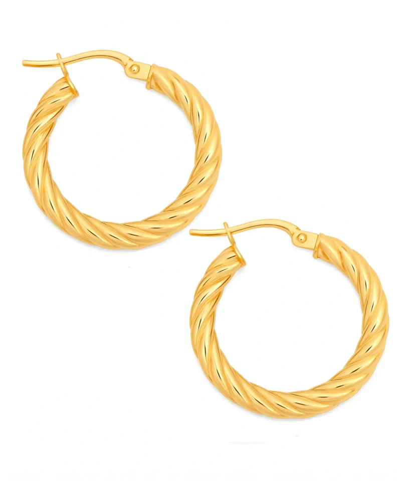 Złote kolczyki w kształcie plecionych kółek o średniej wielkości, subtelnie skręcone, doskonałe połączenie klasyki i nowoczesności.