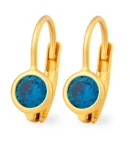 Złote, proste kolczyki z angielskim zapięciem, z niebieską cyrkonią osadzoną w okrągłej obejmie.