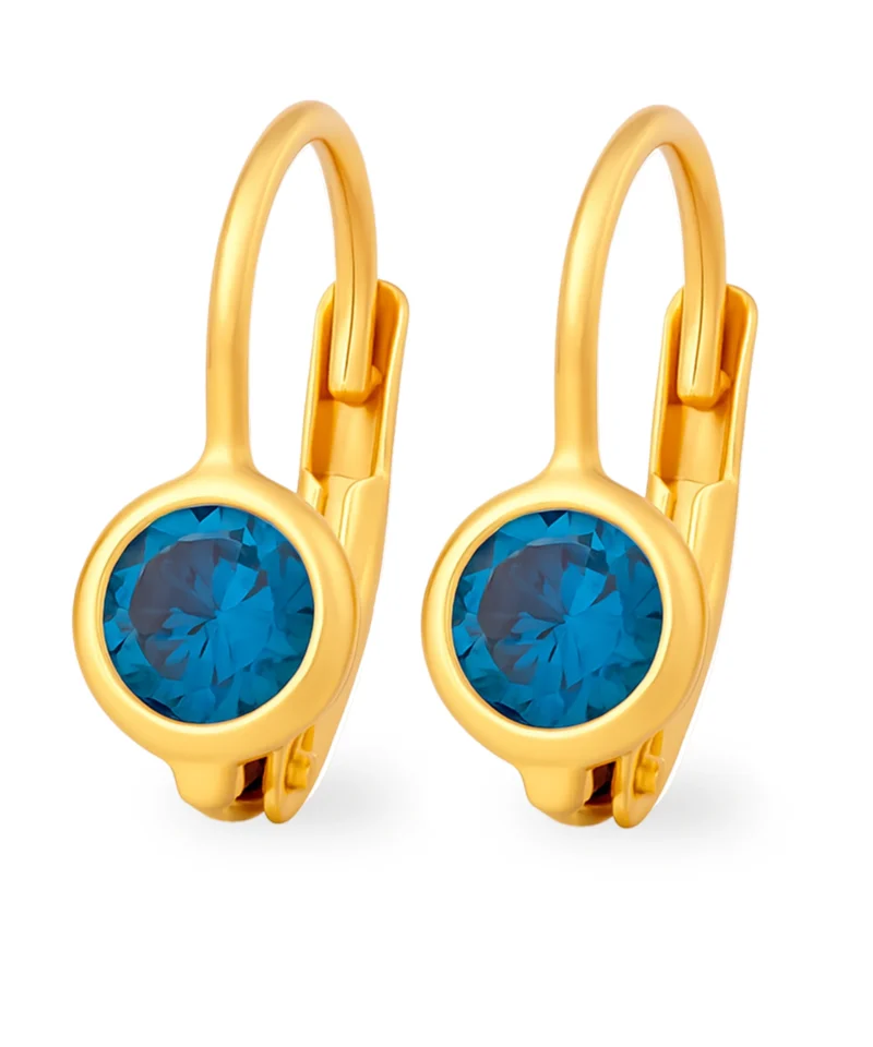 Złote, proste kolczyki z angielskim zapięciem, z niebieską cyrkonią osadzoną w okrągłej obejmie.